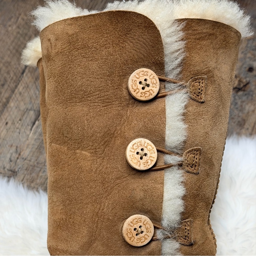 UGG youth Chestnut tall Button side Suede Shearling Boots size 2 - Picture 10 of 10